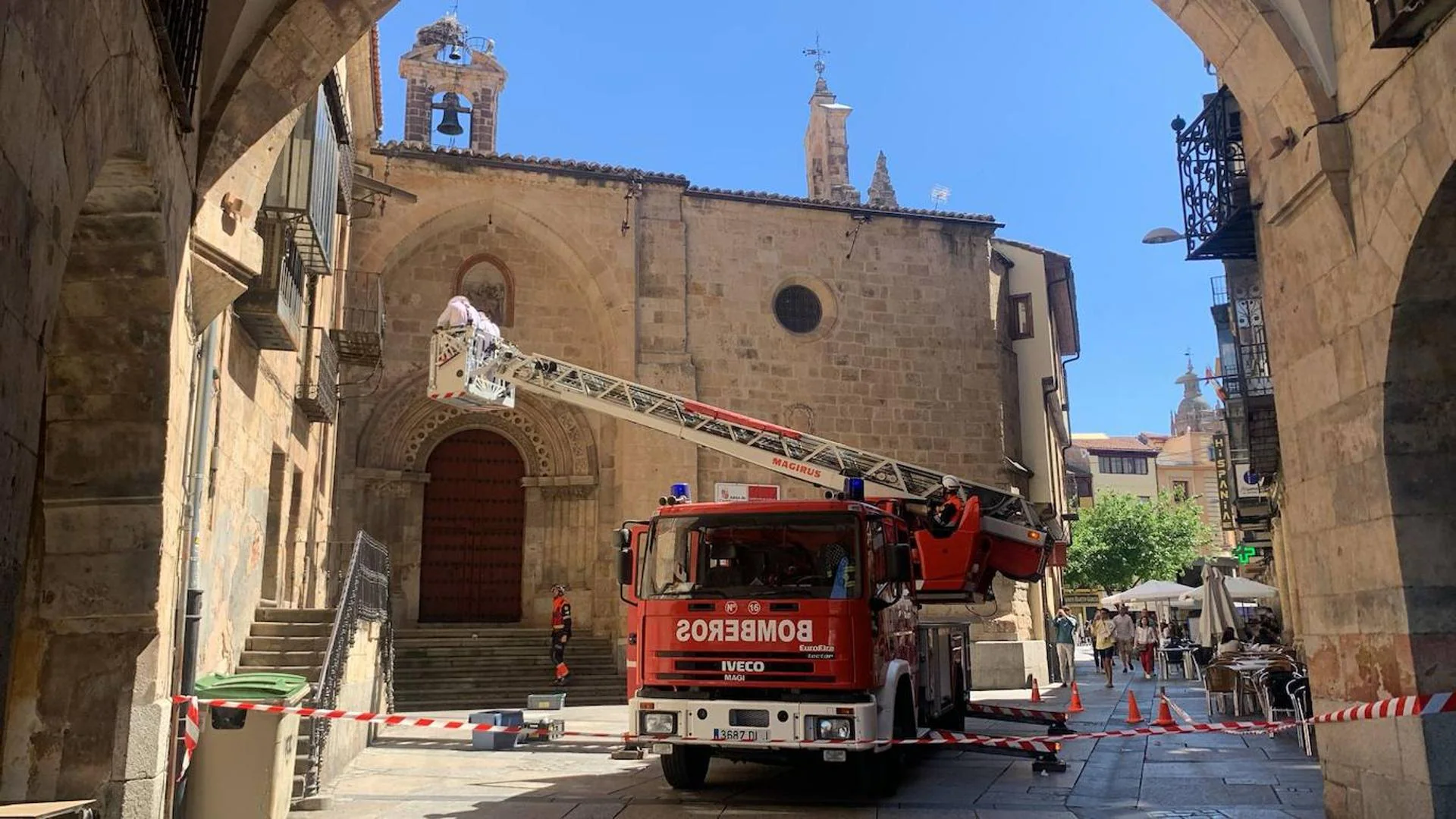 Actuación de los bomberos en la plaza del Corrillo por un llamativo